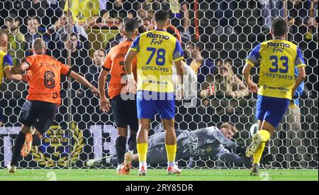 Deinze, Belgio. 29 settembre 2023. Il portiere di Beveren Beau Reus ferma la palla durante una partita di calcio tra KMSK Deinze e SK Beveren, venerdì 29 settembre 2023 a Deinze, il giorno 07/30 della seconda divisione "Challenger Pro League" 2023-2024 del campionato belga. BELGA PHOTO VIRGINIE LEFOUR Credit: Belga News Agency/Alamy Live News Foto Stock