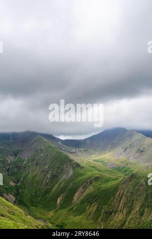 Valle verde tra le nuvole nei Pirenei spagnoli Foto Stock