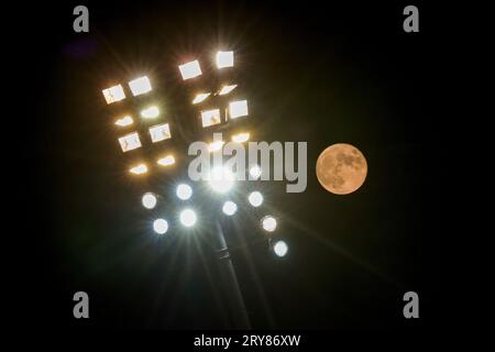 Deinze, Belgio. 29 settembre 2023. L'immagine mostra la luna durante una partita di calcio tra KMSK Deinze e SK Beveren, venerdì 29 settembre 2023 a Deinze, il giorno 07/30 della seconda divisione "Challenger Pro League" 2023-2024 del campionato belga. BELGA PHOTO VIRGINIE LEFOUR Credit: Belga News Agency/Alamy Live News Foto Stock