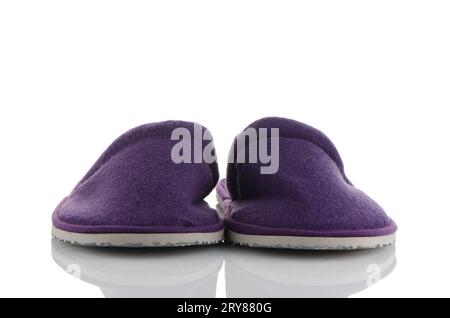 Un paio di pantofole viola Foto Stock