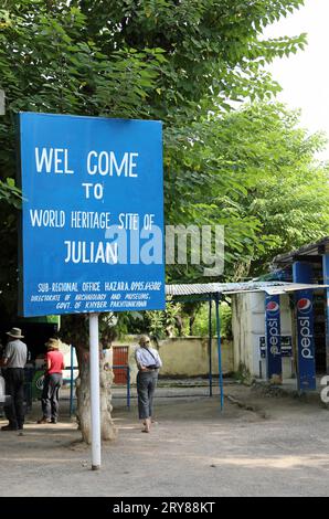 Turisti nel sito patrimonio dell'umanità di Jaulian in Pakistan Foto Stock