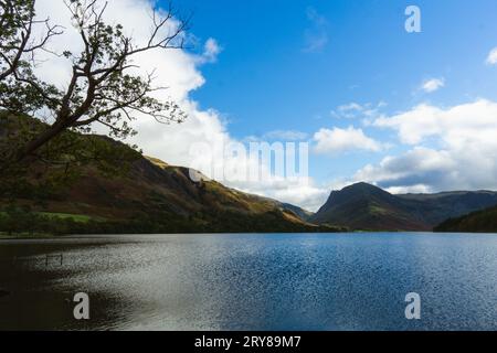 Vista del lago Buttermere con la montagna contro il cielo in autunno nel Lake District Foto Stock