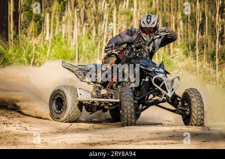 Il pilota di ATV fa una svolta durante una gara. Foto Stock