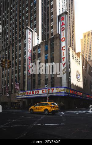 RADIO CITY MUSIC HALL, NEW YORK, USA, - 15 SETTEMBRE 2023. Una versione vintage dell'ingresso al radio City Music Hall con il famoso cartello al neon e yel Foto Stock