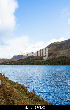 Vista del lago Buttermere con la montagna contro il cielo in autunno nel Lake District Foto Stock