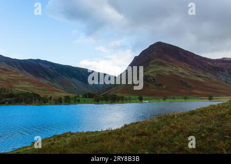 Vista del lago Buttermere con la montagna contro il cielo in autunno nel Lake District Foto Stock