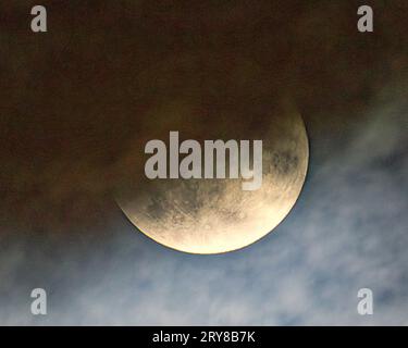 Glasgow, Scozia, Regno Unito. 29 settembre 2023. Tempo nel Regno Unito: La luna piena del raccolto appare sopra la città . Credit Gerard Ferry/Alamy Live News Foto Stock