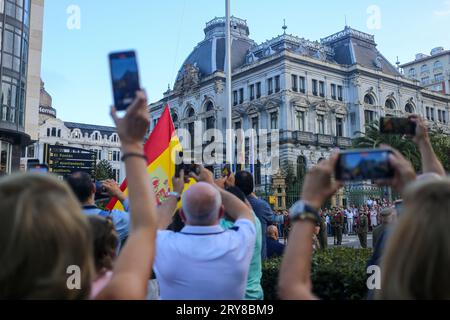 Oviedo, Spagna, 29 settembre 2023: La bandiera della Spagna sta per essere issata durante l'innalzamento della bandiera di Oviedo, il 29 settembre 2023, a Oviedo, in Spagna. Credito: Alberto Brevers / Alamy Live News. Foto Stock
