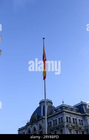 Oviedo, Spagna, 29 settembre 2023: La bandiera della Spagna è stata innalzata durante l'innalzamento della bandiera di Oviedo, il 29 settembre 2023, a Oviedo, in Spagna. Credito: Alberto Brevers / Alamy Live News. Foto Stock