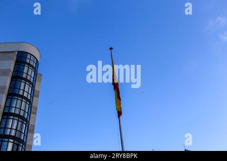 Oviedo, Spagna, 29 settembre 2023: La bandiera della Spagna è stata innalzata durante l'innalzamento della bandiera di Oviedo, il 29 settembre 2023, a Oviedo, in Spagna. Credito: Alberto Brevers / Alamy Live News. Foto Stock