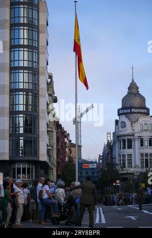 Oviedo, Spagna, 29 settembre 2023: La bandiera della Spagna è stata innalzata durante l'innalzamento della bandiera di Oviedo, il 29 settembre 2023, a Oviedo, in Spagna. Credito: Alberto Brevers / Alamy Live News. Foto Stock