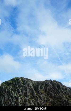 Vista della vetta della montagna contro il cielo con gli uccelli nel Lake District Foto Stock