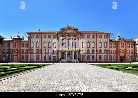 Bruchsal, Germania - agosto 2023: Vista frontale del castello barocco chiamato Palazzo Bruchsal nelle giornate di sole Foto Stock