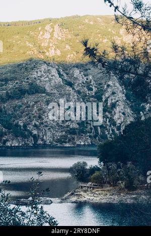 Punto panoramico accanto al fiume, nei canyon del fiume Sil, nella Ribeira Sacra, Orense, Spagna Foto Stock