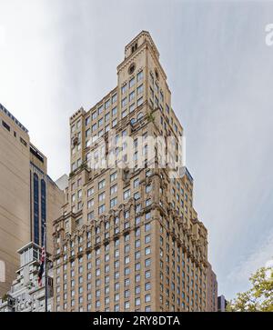 Ritz-Carlton Residences, al 50 di Central Park South a Midtown Manhattan, sono conversioni condominiali dell'ex St. Hotel Moritz. Foto Stock