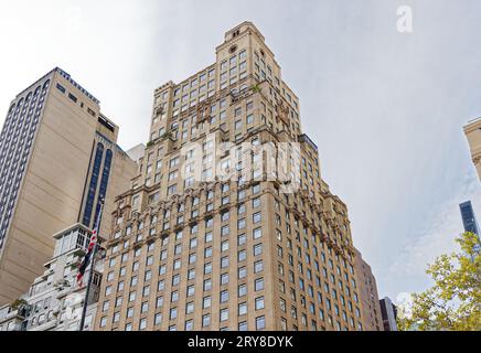 Ritz-Carlton Residences, al 50 di Central Park South a Midtown Manhattan, sono conversioni condominiali dell'ex St. Hotel Moritz. Foto Stock