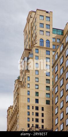 Ritz-Carlton Residences, al 50 di Central Park South a Midtown Manhattan, sono conversioni condominiali dell'ex St. Hotel Moritz. Foto Stock