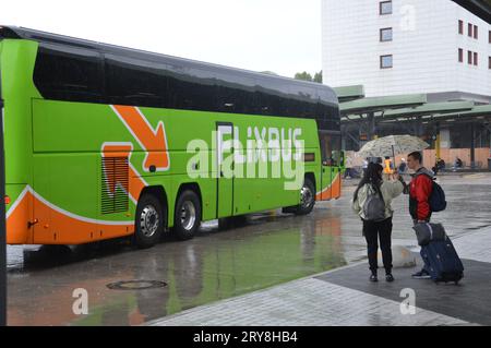 Berlino, Germania - 29 luglio 2023 - Flixbus lascia la stazione centrale degli autobus in un giorno di pioggia. (Foto di Markku Rainer Peltonen) Foto Stock