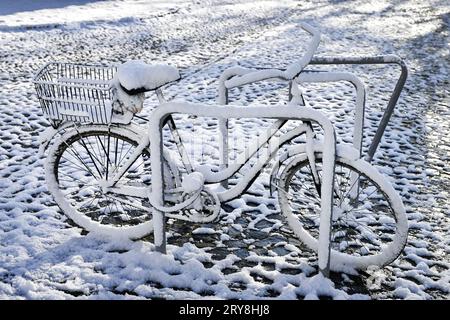 Lysa nad Labem, Repubblica Ceca. 28 marzo 2023. Una bicicletta innevata in Bedrich Hrozny Square a Lysa nad Labem, Nymburk, 28 marzo 2023. Credito: Vit Simanek/CTK Photo/Alamy Live News Foto Stock