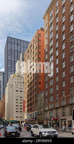 Il Buckingham Hotel, progettato da Emery Roth, riqualificato come appartamenti, e' ancora un hotel: Hilton Club The Quin, al 101 West 57th Street in Midtown Manhattan. Foto Stock