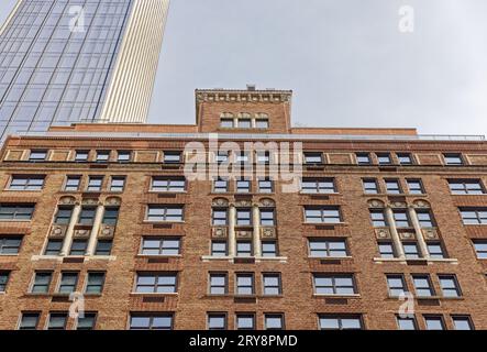 Il Buckingham Hotel, progettato da Emery Roth, riqualificato come appartamenti, e' ancora un hotel: Hilton Club The Quin, al 101 West 57th Street in Midtown Manhattan. Foto Stock