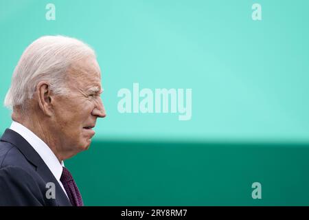 Il presidente degli Stati Uniti Joe Biden partecipa a una cerimonia in occasione del tributo di addio alle forze armate in onore del generale Mark A. Milley, ventesimo presidente dei capi di Stato maggiore congiunto, e partecipa ad un'Ave delle forze Armate in onore del generale Charles Q. Brown Jr., il 21 ° presidente dei Joint Chiefs of staff presso la base Myer-Henderson Hall, Arlington, Virginia, il 29 settembre 2023. Credito: Nathan Howard/Pool tramite CNP/MediaPunch Foto Stock