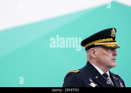 Il generale dell'esercito degli Stati Uniti Mark A. Milley, presidente uscente dei capi di Stato maggiore congiunto, interviene durante una cerimonia al "tributo di addio alle forze armate" in onore del generale Mark A. Milley, ventesimo presidente dei capi di Stato maggiore congiunto, e partecipa ad un'Ave delle forze Armate in onore del generale Charles Q. Brown Jr., il 21 ° presidente dei Joint Chiefs of staff presso la base Myer-Henderson Hall, Arlington, Virginia, il 29 settembre 2023. Credito: Nathan Howard/Pool tramite CNP/MediaPunch Foto Stock