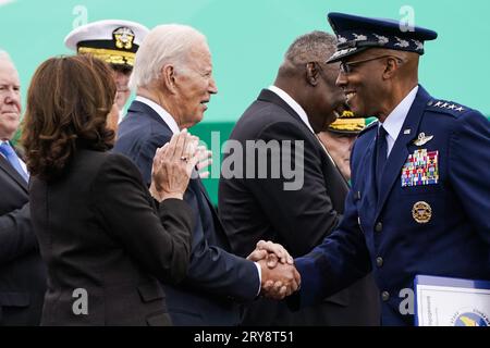 Il Vicepresidente degli Stati Uniti Kamala Harris (sinistra) applaude per il fatto che il Presidente degli Stati Uniti Biden (centro) stringe la mano al generale dell'aeronautica statunitense Charles Q. Brown, Jr, presidente in arrivo, capi di stato maggiore congiunti, durante una cerimonia al tributo di addio delle forze armate in onore del generale Mark A. Milley, 20th Chairman of the Joint Chiefs of staff, e partecipa a un'Ave delle forze Armate in onore del generale Charles Q. Brown Jr., il 21st Chairman of the Joint Chiefs of staff at Joint base Myer-Henderson Hall, Arlington, Virginia il 29 settembre 2023. Credito: Nathan Howard/Pool tramite CNP/MediaPunch Foto Stock