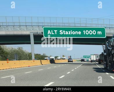 Autostrade italiane con testo che significa fermarsi in una stazione ad un km di distanza per pagare il pedaggio autostradale Foto Stock