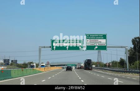 Svincolo autostradale con indicazioni per le principali città italiane e gli svincoli stradali Foto Stock