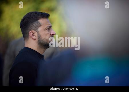 Kiev, Ucraina. 29 settembre 2023. Il presidente ucraino Volodymyr Zelenskyy rappresenta un momento di silenzio durante il ricordo del 82° anniversario del massacro di Babyn Yar presso il National Historical Memorial Preserve Babyn Yar, il 29 settembre 2023 a Kiev, Ucraina. Gli occupanti nazisti massacrarono tra 100.000 e 150.000 civili nel sito durante la seconda guerra mondiale Credito: Ucraina Presidenza/Ufficio stampa presidenziale ucraino/Alamy Live News Foto Stock