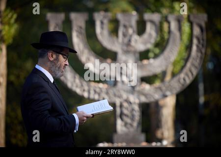 Kiev, Ucraina. 29 settembre 2023. Rabbi Raphael Rutman legge una preghiera durante un evento commemorativo nel 82° anniversario del massacro di Babyn Yar presso il National Historical Memorial Preserve Babyn Yar, 29 settembre 2023 a Kiev, Ucraina. Gli occupanti nazisti massacrarono tra 100.000 e 150.000 civili nel sito durante la seconda guerra mondiale Credito: Ucraina Presidenza/Ufficio stampa presidenziale ucraino/Alamy Live News Foto Stock