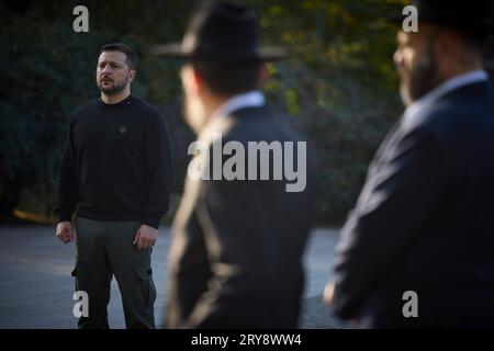 Kiev, Ucraina. 29 settembre 2023. Il presidente ucraino Volodymyr Zelenskyy rappresenta un momento di silenzio durante il ricordo del 82° anniversario del massacro di Babyn Yar presso il National Historical Memorial Preserve Babyn Yar, il 29 settembre 2023 a Kiev, Ucraina. Gli occupanti nazisti massacrarono tra 100.000 e 150.000 civili nel sito durante la seconda guerra mondiale Credito: Ucraina Presidenza/Ufficio stampa presidenziale ucraino/Alamy Live News Foto Stock