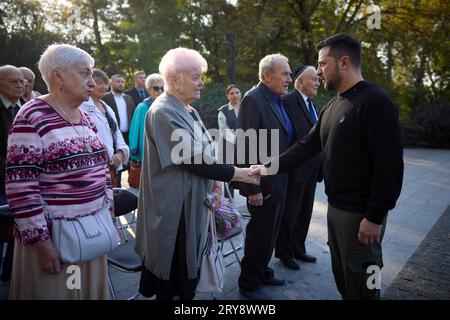 Kiev, Ucraina. 29 settembre 2023. Il presidente ucraino Volodymyr Zelenskyy, a sinistra, incontra ex prigionieri del ghetto e sopravvissuti dei campi di concentramento nazisti, durante un evento commemorativo nel 82 ° anniversario del massacro di Babyn Yar presso il National Historical Memorial Preserve Babyn Yar, il 29 settembre 2023 a Kiev, Ucraina. Gli occupanti nazisti massacrarono tra 100.000 e 150.000 civili nel sito durante la seconda guerra mondiale Credito: Ucraina Presidenza/Ufficio stampa presidenziale ucraino/Alamy Live News Foto Stock