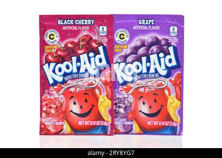 IRVINE, CALIFORNIA - 26 SETTEMBRE 2023: Due pacchetti di mix di bevande Kool-Aid, Black Cherry e Grape Flavor. Foto Stock