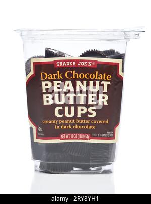 IRVINE, CALIFORNIA - 26 SETTEMBRE 2023: A Tub of Trader Joes Dark Chocolate Peanut Butter Cups. Foto Stock