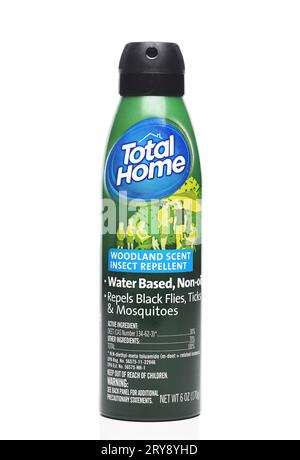 IRVINE, CALIFORNIA - 26 SETTEMBRE 2023: A CAN of Total Home Woodland Scent Insect repellent. Foto Stock