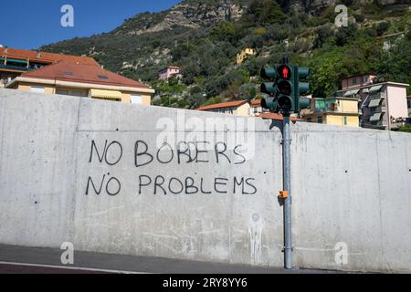 Ventimiglia, Italia. 29 settembre 2023. Una scritta su un muro a lato di una stradina stretta di Ventimiglia dice "nessun confine nessun problema”. Ventimiglia, ''la porta occidentale per l'Italia'', situata a 7 km dal confine francese, rappresenta per molti migranti in transito l'ennesimo stallo indefinito in un viaggio che spesso va avanti già da anni. Negli ultimi giorni è stata al centro di polemiche a causa di un presunto inasprimento dei rigetti degli immigrati da parte della gendarmeria francese. (Immagine di credito: © Marcello Valeri/ZUMA Press Wire) SOLO USO EDITORIALE! Non per USO commerciale! Foto Stock