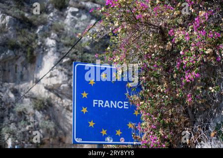 Ventimiglia, Italia. 29 settembre 2023. Il segnale che annuncia l'inizio del territorio francese all'estremo confine di Ventimiglia. Ventimiglia, ''la porta occidentale per l'Italia'', situata a 7 km dal confine francese, rappresenta per molti migranti in transito l'ennesimo stallo indefinito in un viaggio che spesso va avanti già da anni. Negli ultimi giorni è stata al centro di polemiche a causa di un presunto inasprimento dei rigetti degli immigrati da parte della gendarmeria francese. (Immagine di credito: © Marcello Valeri/ZUMA Press Wire) SOLO USO EDITORIALE! Non per USO commerciale! Foto Stock