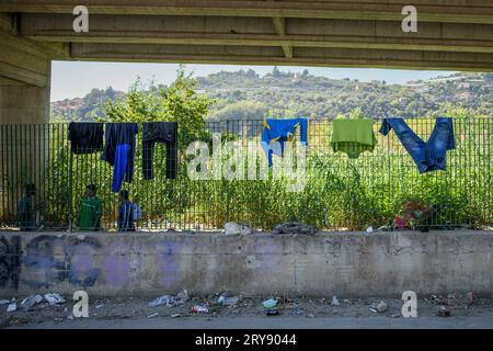 Ventimiglia, Italia. 29 settembre 2023. I vestiti si asciugavano sulla recinzione del parcheggio in via tenda a Ventimiglia. Ventimiglia, ''la porta occidentale per l'Italia'', situata a 7 km dal confine francese, rappresenta per molti migranti in transito l'ennesimo stallo indefinito in un viaggio che spesso va avanti già da anni. Negli ultimi giorni è stata al centro di polemiche a causa di un presunto inasprimento dei rigetti degli immigrati da parte della gendarmeria francese. (Immagine di credito: © Marcello Valeri/ZUMA Press Wire) SOLO USO EDITORIALE! Non per USO commerciale! Foto Stock