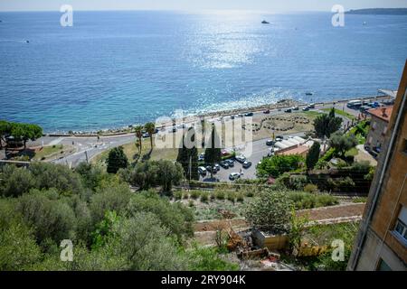 Ventimiglia, Italia. 29 settembre 2023. L'ultimo tratto di costa italiana all'estremo confine di Ventimiglia con il territorio francese. Ventimiglia, ''la porta occidentale per l'Italia'', situata a 7 km dal confine francese, rappresenta per molti migranti in transito l'ennesimo stallo indefinito in un viaggio che spesso va avanti già da anni. Negli ultimi giorni è stata al centro di polemiche a causa di un presunto inasprimento dei rigetti degli immigrati da parte della gendarmeria francese. (Immagine di credito: © Marcello Valeri/ZUMA Press Wire) SOLO USO EDITORIALE! Non per USO commerciale! Foto Stock