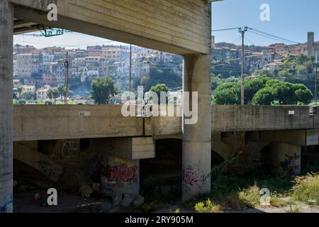 Ventimiglia, Italia. 29 settembre 2023. Uno dei migranti in transito lungo la ferrovia che porta dalla Francia alla stazione ferroviaria di Ventimiglia. Ventimiglia, ''la porta occidentale per l'Italia'', situata a 7 km dal confine francese, rappresenta per molti migranti in transito l'ennesimo stallo indefinito in un viaggio che spesso va avanti già da anni. Negli ultimi giorni è stata al centro di polemiche a causa di un presunto inasprimento dei rigetti degli immigrati da parte della gendarmeria francese. (Immagine di credito: © Marcello Valeri/ZUMA Press Wire) SOLO USO EDITORIALE! Non per Commercial U Foto Stock