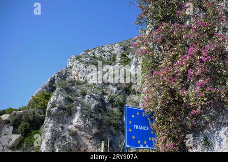 Ventimiglia, Italia. 29 settembre 2023. Il segnale che annuncia l'inizio del territorio francese all'estremo confine di Ventimiglia. Ventimiglia, ''la porta occidentale per l'Italia'', situata a 7 km dal confine francese, rappresenta per molti migranti in transito l'ennesimo stallo indefinito in un viaggio che spesso va avanti già da anni. Negli ultimi giorni è stata al centro di polemiche a causa di un presunto inasprimento dei rigetti degli immigrati da parte della gendarmeria francese. (Immagine di credito: © Marcello Valeri/ZUMA Press Wire) SOLO USO EDITORIALE! Non per USO commerciale! Foto Stock