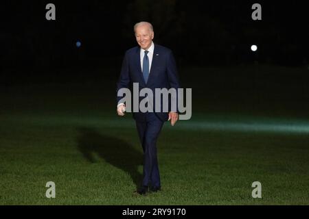 Washington, DC, USA. 28 settembre 2023. Il presidente degli Stati Uniti Joe Biden cammina sul South Lawn della Casa Bianca dopo essere tornato da Marine One, a Washington, DC, USA, il 28 settembre 2023. Biden torna da un viaggio in Michigan, California e Arizona. Credito: Michael Reynolds/Pool tramite CNP/dpa/Alamy Live News Foto Stock