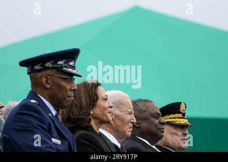 Da sinistra a destra: Generale dell'aeronautica degli Stati Uniti Charles Q. Brown, Jr, presidente in arrivo, capo di stato maggiore congiunto, vicepresidente degli Stati Uniti Kamala Harris, presidente degli Stati Uniti Joe Biden, segretario alla difesa degli Stati Uniti Lloyd Austin, e il generale dell'esercito americano Mark A. Milley, presidente uscente dei capi di Stato maggiore congiunto, ascoltate durante una cerimonia al tributo di addio delle forze armate in onore del generale Mark A. Milley, ventesimo presidente dei capi di Stato maggiore congiunto, e partecipa ad un'Ave delle forze Armate in onore del generale Charles Q. Brown Jr., il 21 ° presidente dei Joint Chiefs of staff presso la base Myer-Henderson Hall, ARL Foto Stock