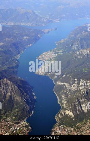 Veduta aerea del Lago di Como in Italia con le vicine montagne e città di Valmadrera, Lecco, Abbadia Lariana, Mandello del Lario, Lierna, e.. Foto Stock