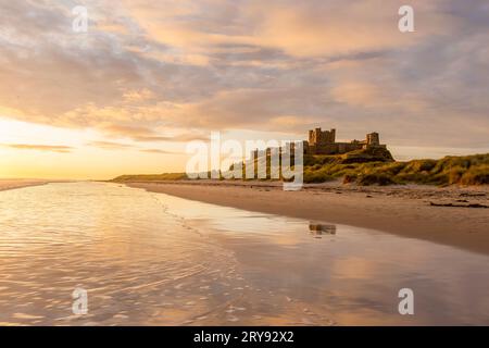 Alba sul castello di Bamburgh in una splendida mattinata estiva. Foto Stock