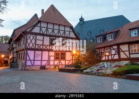Casa pendente, museo, case a graticcio, Wernigerode, Sassonia-Anhalt, Germania Foto Stock