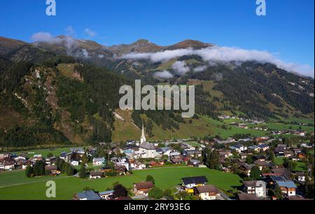 Vista del villaggio di Rauris nella Valle di Rauris, Parco Nazionale degli alti Tauri, Pinzgau, Salisburghese, Austria Foto Stock