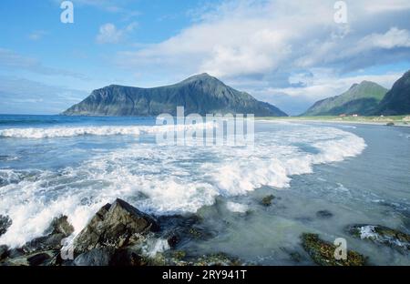 Costa, Flakstad, Lofotes, Norvegia, costa vicino a Flakstad, Lofoten, Norvegia, Europa, paesaggio, orizzontale, paesaggi, surf, mare, oceano Foto Stock